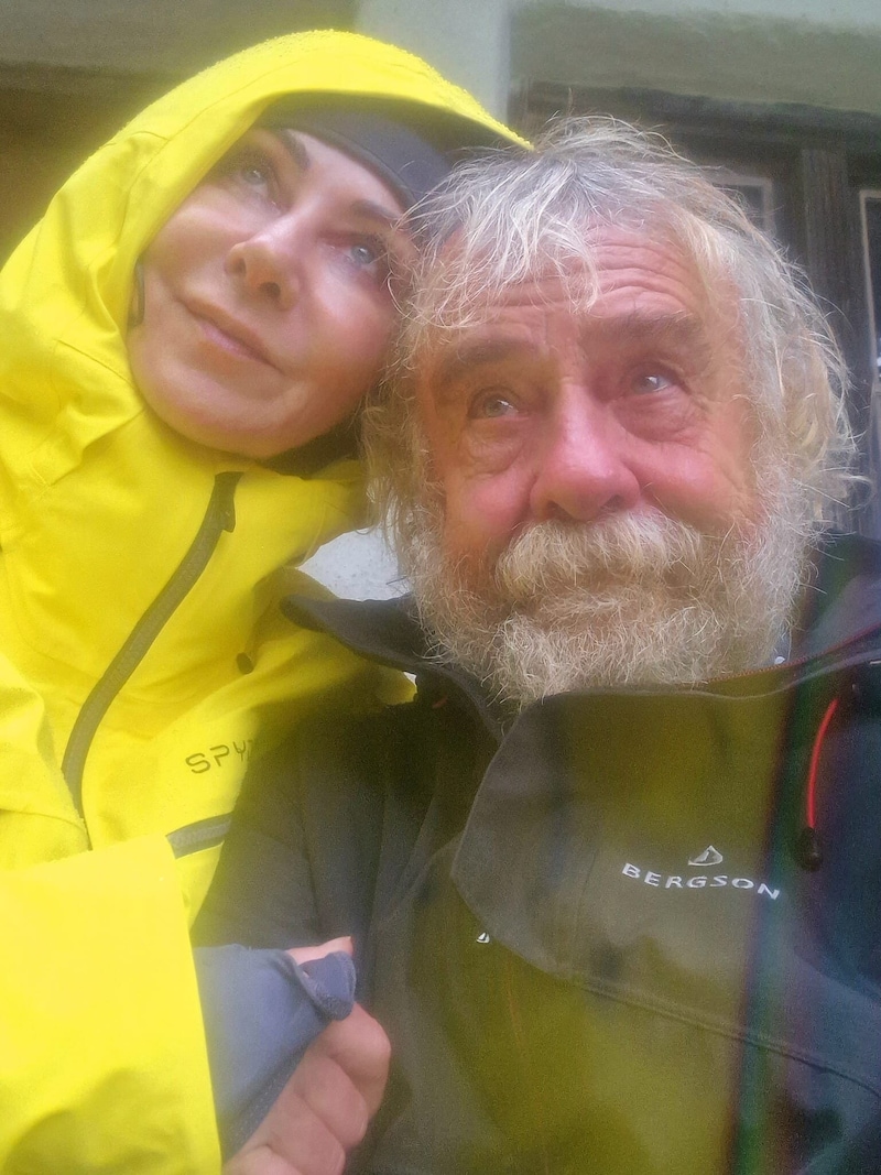 Lugner and Prost together through thick and thin and through the pouring rain high up in the mountains (Bild: privat)