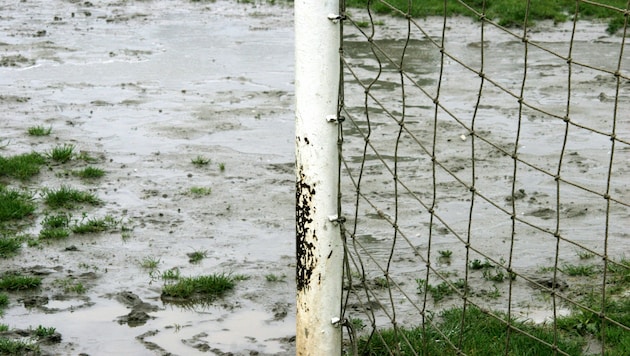Players and visitors to the pitch fled in all directions after the lightning strike (symbolic image). (Bild: stock.adobe.com)