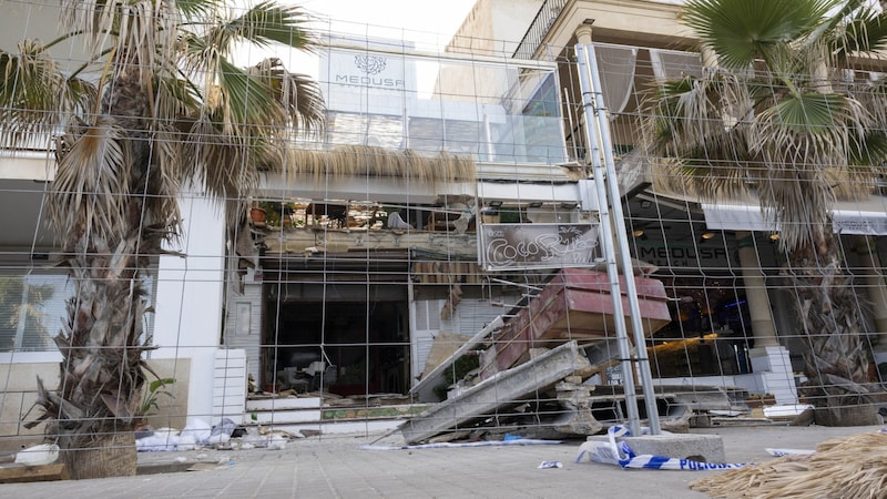 The accident occurred in this building. The owners are charged with four counts of involuntary manslaughter. (Bild: AFP)