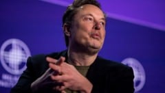 Seit er dort der Chef ist, sind Elon Musks Beiträge bei X sichtbarer. EU-Abgeordnete wollen nun wissen: Hat er die Algorithmen verändert? (Bild: APA/Getty Images via AFP/GETTY IMAGES/Apu Gomes)