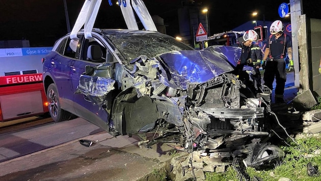 Nachdem die Frau die Kontrolle über ihren Wagen verloren hatte, krachte sie mit dem Fahrzeug gegen eine Betonmauer und durchbrach diese. 