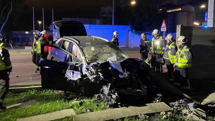 Das Fahrzeug war nach dem Unfall vollkommen deformiert. Beide Insassen wurden von der Rettung versorgt. 