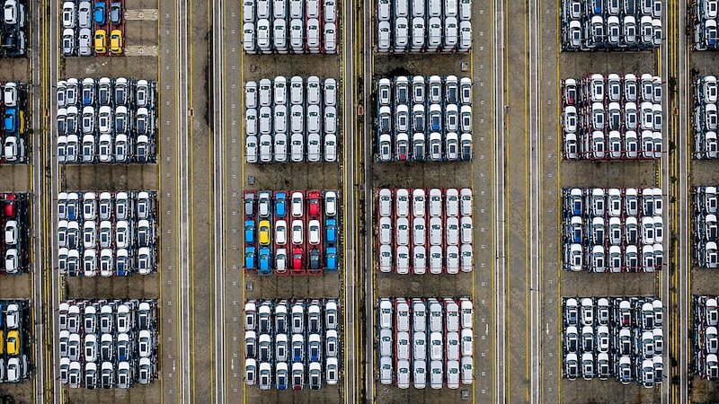 Chinesische Elektroautos warten auf ihren Export (Bild: APA/AFP/STR)