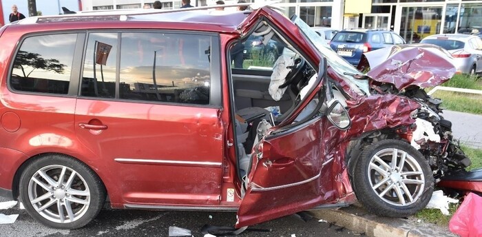 Beide Fahrzeuge wurden bei dem schweren Unfall stark deformiert.