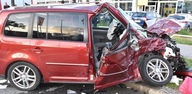 Beide Fahrzeuge wurden bei dem schweren Unfall stark deformiert. (Bild: LPD Wien)