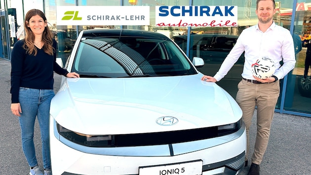 Theresa &amp; Florian Schirak are delighted to have Hyundai twice in the state capital! (Bild: Krone KREATIV/Autohaus Schirak)