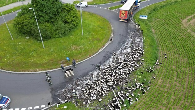 Der Lkw verlor zahlreiche Bierflaschen. (Bild: Werner Kerschbaummayr)