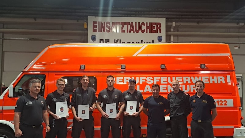 The four new emergency divers have successfully completed the first stage of their training. (Bild: Berufsfeuerwehr Klagenfurt)