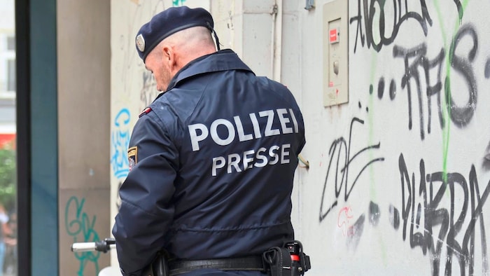 Polizeisprecher Stefan Eder vor Ort