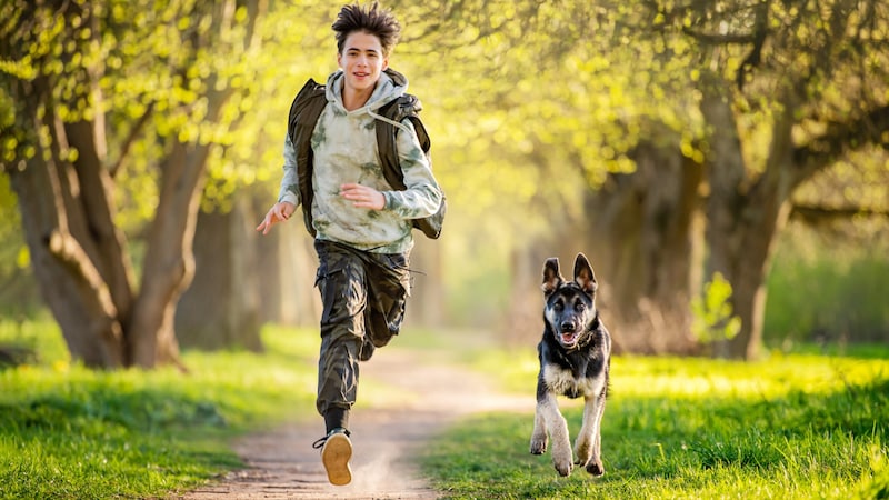 Diese beiden Teenies sind auf einer Wellenlänge. (Bild: stock.adobe.com/Maria Moroz)