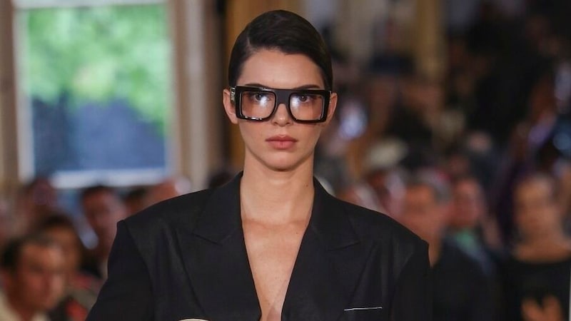 Mint Superman! Kendall Jenner szemüveggel szinte felismerhetetlen. (Bild: picturedesk.com/Vianney Le Caer / AP)