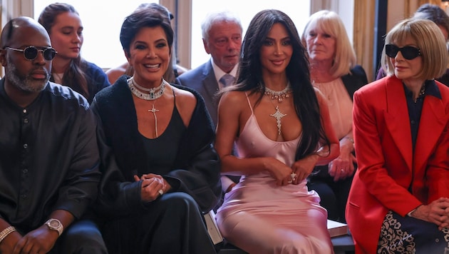 Corey Gamble (links), Kris Jenner, Kim Kardashian und Anna Wintour sitzen erwartungsvoll in der Frontrow der Victoria-Beckham-Frühjahrs-2024-Schau und warten auf den Auftritt von Kendall Jenner. (Bild: picturedesk.com/Vianney Le Caer / AP)