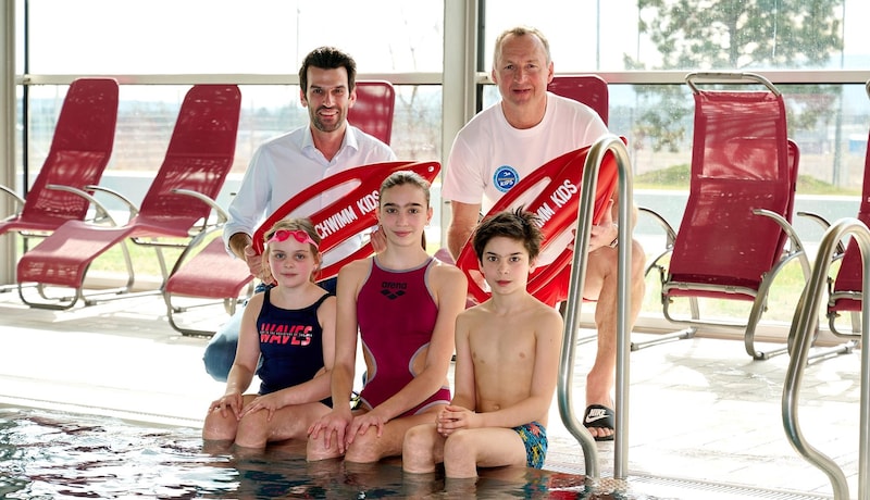Landbauer and the "Schwimm Kids" (Bild: NLK Pfeiffer)