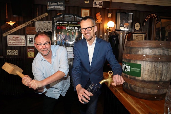O'zapft is! Thomas Stipsits with brewery boss Markus Führer at the tapping of the barrel.