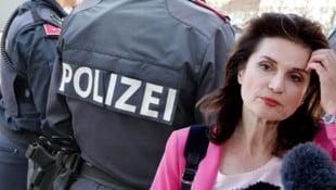 Anwältin Astrid Wagner wurde nach einer Pro-Palästina-Versammlung von Polizisten angehalten. (Bild: Krone KREATIV/Uta Rojsek-Wiedergut Leonhard Foeger)