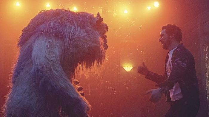 Der Puppenspieler Vincent (Benedict Cumberbatch) halluziniert sich das blaue Monster Eric her, ...