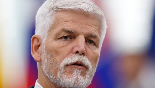 The 62-year-old Pavel, a retired army general, has a penchant for motorcycling. (Bild: AP/Jean-Francois Badias)