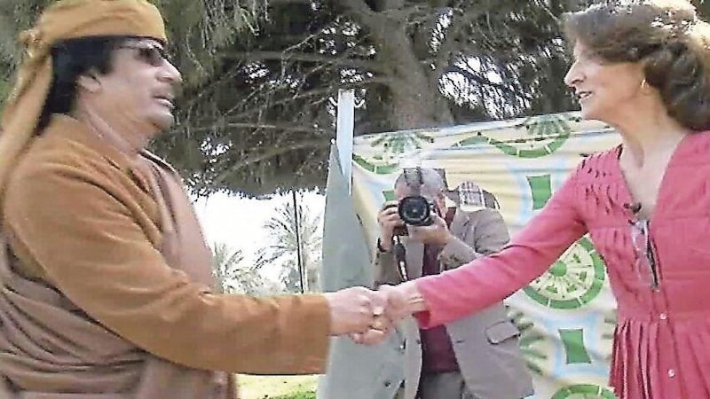 Muammar al-Gaddafi und Antonia Rados. (Bild: RTL)