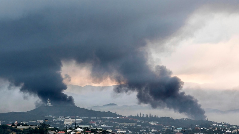 Az Új-Kaledóniában keletkezett tüzet még nem sikerült eloltani. (Bild: APA/AP)