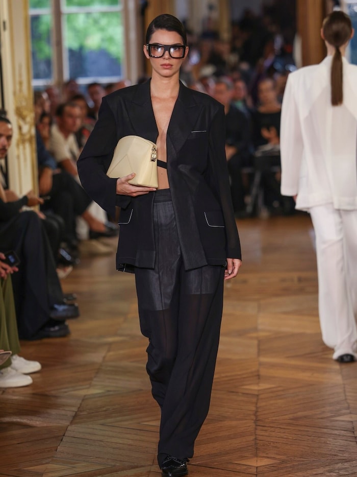 Kendall Jenner tehát elsétált az anyukája mellett.