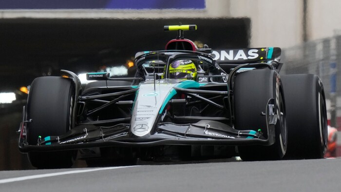 Lewis Hamilton started the race on hard tires.