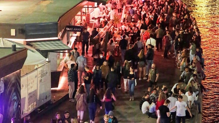The question is often: Are guests in front of a bar really attributable to it?