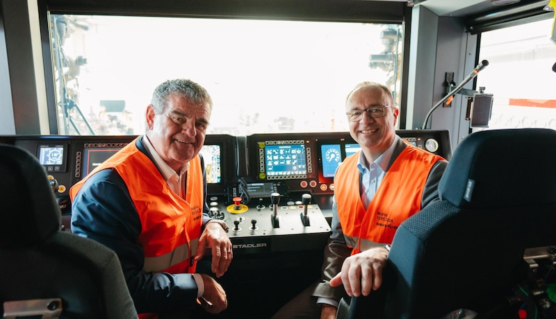 Peter Spuhler (li.) vom Hersteller Stadler Rail und ÖBB-Vorstand Johann Pluy nahmen selbst Platz im Servicejet. (Bild: Lukas Leonte)