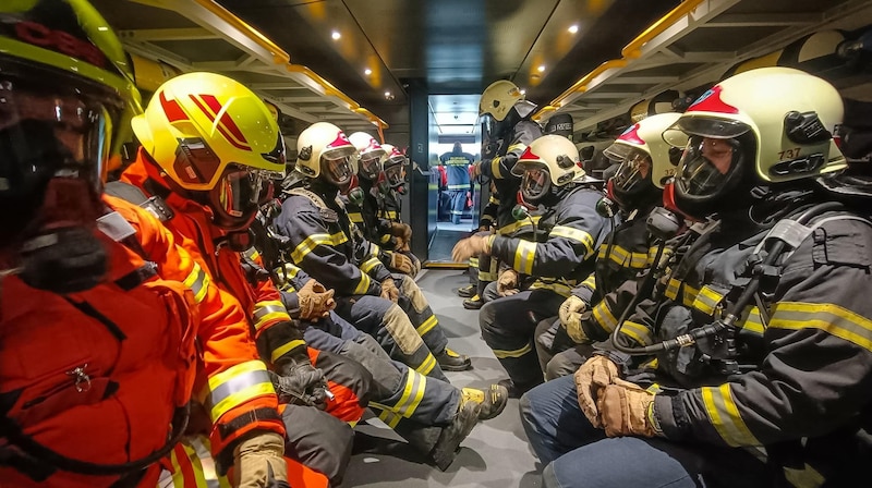 In the event of an emergency, four ÖBB employees and 14 Florianis will sit in the new rescue train. (Bild: Feuerwehr St. Pölten)