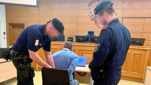 Ansichten aus dem Haftalltag in Klagenfurt von S.: „Man versucht, zu dritt auf engstem Raum ...