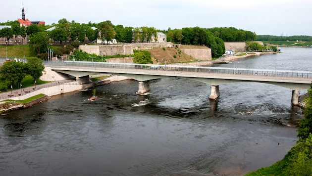 Die Narva (Bild) bildet einen Teil der Grenze zwischen Estland und Russland. (Bild: stock.adobe.com/Алексей Смышляев)