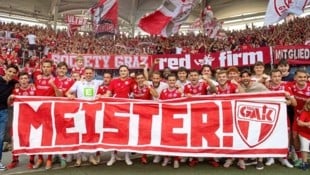 Meister! Aufstieg! Die GAK-Kicker werden zum Saisonabschluss in der Merkur Arena nochmals tüchtig feiern. (Bild: GEPA pictures)