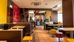 Az amstetteni McDonald's-fiók (szimbolikus kép) pénteken alaptakarítás miatt zárva volt. (Bild: stock.adobe.com/J_News_photo)