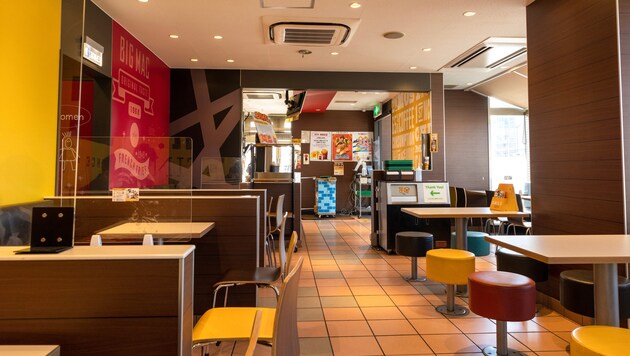 Az amstetteni McDonald's-fiók (szimbolikus kép) pénteken alaptakarítás miatt zárva volt. (Bild: stock.adobe.com/J_News_photo)