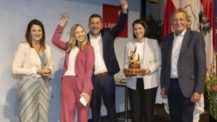 Freude bei LR Astrid Mair, Anna Eliskases, Chef Thomas Karl Müller, WK-Präsidentin Barbara Thaler und AK-Präsident Erwin Zangerl (v.l.). (Bild: Land Tirol/Die Fotografen)