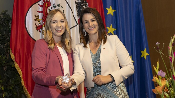 Anna Eliskases (li.) wurde von LR Astrid Mair ausgezeichnet.