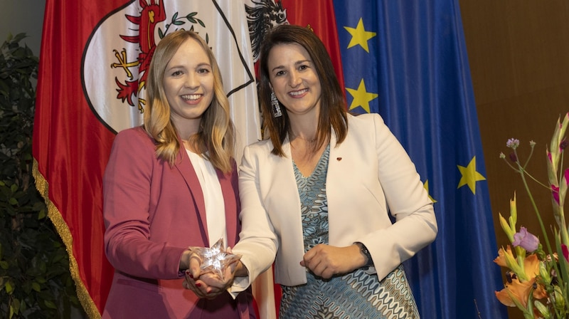 Anna Eliskases (left) was honored by LR Astrid Mair. (Bild: Land Tirol/Die Fotografen)