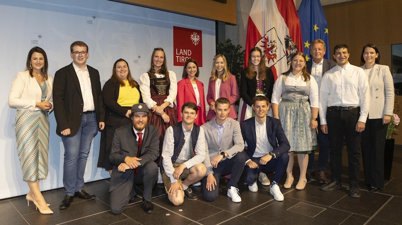 Die zwölf Lehrlinge des Monats 2023 kamen für ein Gruppenfoto am Donnerstag zusammen (Bild: Land Tirol/Die Fotografen)