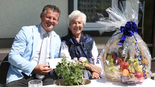 Auch Klagenfurts Bürgermeister Christian Scheider gratulierte Franziska Kabusch zu ihrem 100. Geburtstag.