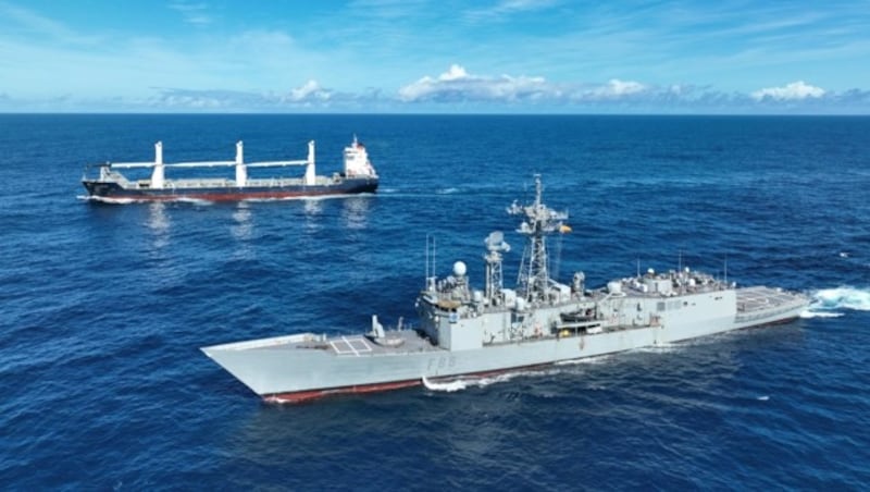 Ein in der Nähe patrouillierendes Kriegsschiff der European Union Naval Force (im Bildvordergrund) eilte dem Frachter zu Hilfe. (Bild: EUNAVFOR)