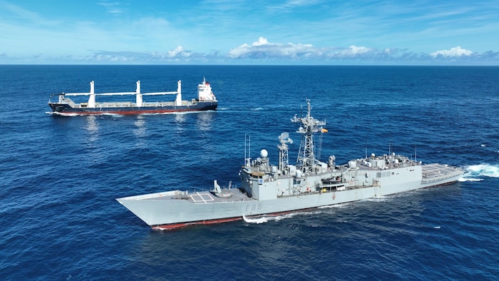 Ein in der Nähe patrouillierendes Kriegsschiff der European Union Naval Force (im Bildvordergrund) eilte dem Frachter zu Hilfe.
