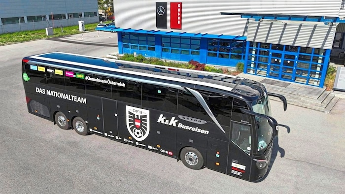 Mit diesem Luxus-Mannschaftsbus geht es ab nach Deutschland.