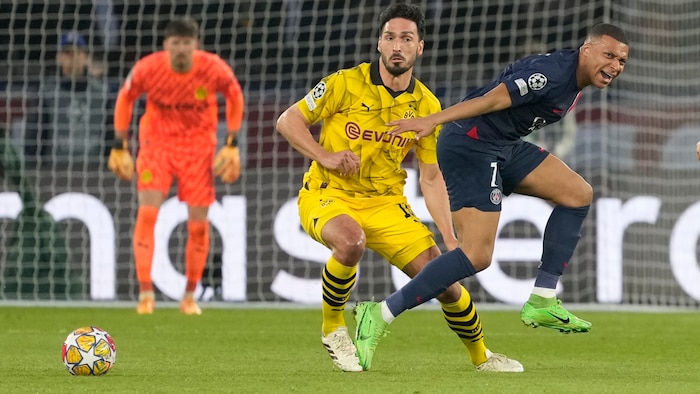 Mats Hummels (li.) im Duell mit Kylian Mbappe