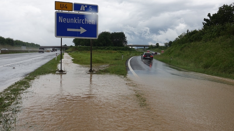 Überschwemmte Straßen im Bezirk Neunkirchen (Bild: Einsatzdoku)