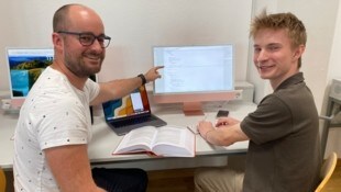Von Professor Peter Gigler hat Schüler Benedikt Krische in Sachen Computersprache und Programmierung viel und vor allem schnell gelernt. (Bild: Manuela Karner)