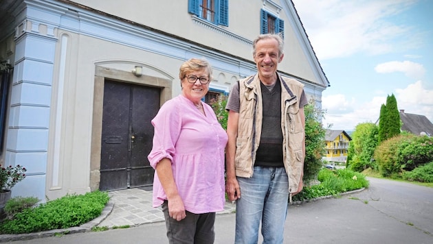 Elisabeth Schiefermayer und Gerhard sind ein eingespieltes Team. Der 61-Jährige leidet an Schizophrenie. Seit er bei der Familie in Paldau lebt, geht es ihm deutlich besser. (Bild: Pail Sepp)