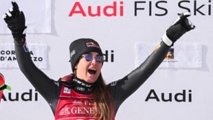 Sofia Goggia durfte über den Triumph von Atalanta Bergamo jubeln. (Bild: AFP/APA/Tiziana FABI)