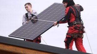Zumindest für jene, die mit dem eigenen Strom nur Geld verdienen wollen, lohnt sich der Kauf von PV-Anlagen aktuell nicht (Bild: ROBERT JAEGER)