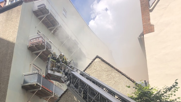 Der Brand in der Werkstatt war rasch gelöscht, doch unter dem Dach glosten noch Glutnester. (Bild: BF Graz)