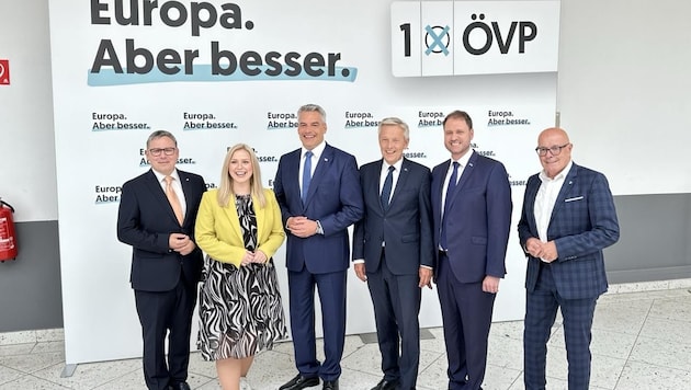 Von links: EU-Kandidaten Pichlbauer, und Tuder, Kanzler Nehammer, VP-Spitzenkandidat Lopatka, EU-Mandatar Sagartz und Bgm. Rosner. (Bild: Schulter Christian)