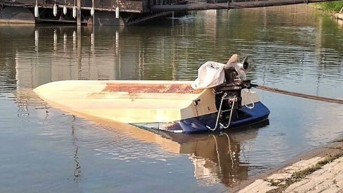 Das Motorboot stieß mit einem Hotelschiff zusammen.